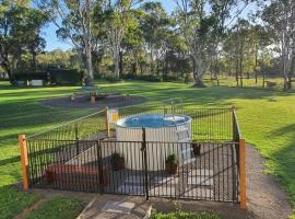 3 bed cottage nestled at centre of 21 acres in Blackbutt，位于Blackbutt的酒店