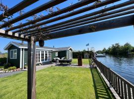 NEW - Private Residence - on a lake near Amsterdam，位于芬克芬的酒店