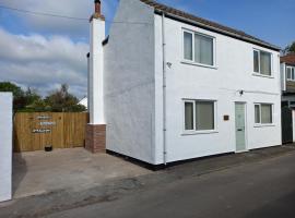 Pet Friendly Beautiful Detached Cottage close to Spurn Point, Easington and Withersea，位于赫尔的酒店