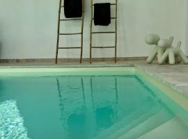 Manoir Les Feuillantines Piscine & Spa，位于Isques的带停车场的酒店