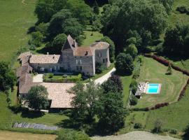 Chateau Barayre - beautiful 12th century castle with pool and large garden，位于Laussou的带停车场的酒店