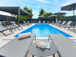 Luxury Residence Levante，位于罗维尼的带按摩浴缸的酒店