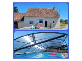 Gd gîte avec piscine au milieu des chevaux，位于Bossay-sur-Claise的酒店