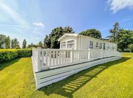 Beautiful 6 Berth Caravan With Decking In Norfolk Ref 89001mv