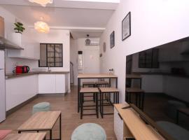 Le Nostradamus - Magnifique appartement cours principal plein centre avec parking，位于普罗旺斯地区萨隆的酒店