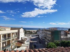 Apartamento Victoria, 300 m de la playa y de parking publico en la playa,100 m centro，位于埃斯塔蒂特的酒店