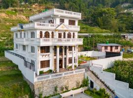 The White House Villa 8 bedroom with Swimming Pool，位于加德满都的别墅