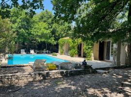 Mas Joviel villa Uzes，位于Arpaillargues-et-Aureillac的酒店