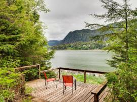 Juneau Vacation Home Stunning View and Beach Access，位于Mendenhaven的酒店