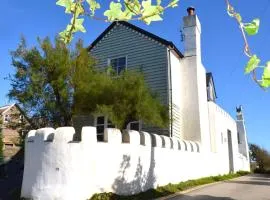 Bantham House, Bantham, South Devon - a few steps from golden sandy beaches