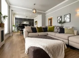 Stylish Central Apartment with Parking & Lift