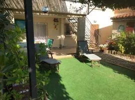 chambre et salle de bain privé s'ouvrant sur terrasse, jardin et cuisine d'été