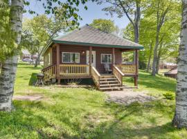 8 Mi to Saddleback Ski Area Cabin with Fire Pit，位于兰奇利的酒店