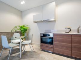Newly build Utopia The Den Apartment 7-Minutes From Rotterdam City app2，位于斯希丹的酒店