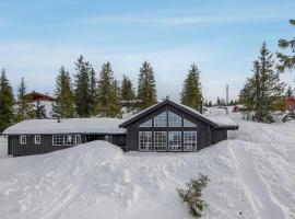 Holiday home in beautiful Sjusjøen, near Lillehammer，位于Ringsaker的酒店