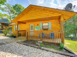 Cozy Table Rock Lake Vacation Rental with Deck，位于Golden的酒店