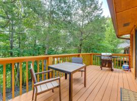 Lake Views: Table Rock Lake Retreat w/ Fenced Yard，位于Golden的酒店