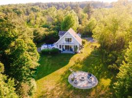 Charming Hammondsport Home with Lake Views and Pool!，位于哈蒙兹波特麦格雷戈葡萄园附近的酒店