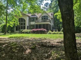 Beautiful Custom-built, Lodge-like Kerr Lake Home, non-smoking，位于亨德森的酒店
