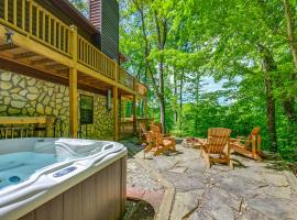 Mountain-View Robbinsville Cabin with Hot Tub!，位于罗宾斯维尔的酒店