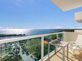 Ocean View Balcony steps from Restaurants, Peacock Park & Marina