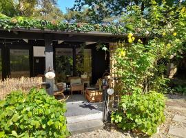 Cozy chalet in a nature reserve with garden，位于旧蒂尔瑙特的乡村别墅