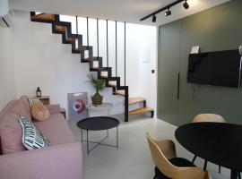 Modern Small House with a Terrace，位于斯普利特的酒店