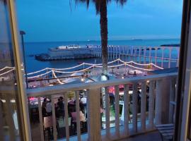Suite beachfront near the station and Port, 5 beds，位于奇维塔韦基亚的酒店