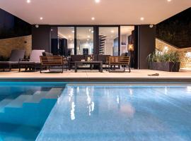 Villa Infinity - Luxurious seaview Villa with enchanting Pool，位于卡利的酒店