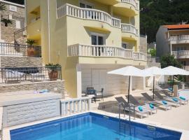 Apartments - Villa Sabrina，位于布雷拉的带泳池的酒店