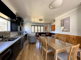 Cape Cod Chalet, alpine-getaways，位于丁诺高原的酒店