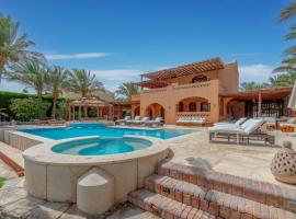 6BR Villa in North Golf El Gouna Private Pool Lagoon Guest house，位于赫尔格达的旅馆