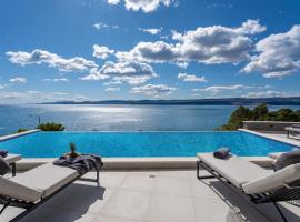 Luxury villa Euphorica Omis with pool, jacuzzi, sauna, gym，位于洛克瓦罗戈兹尼察的酒店