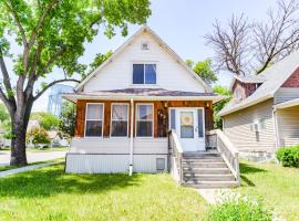 Unique Two Story with a Vintage Flare，位于法戈的酒店