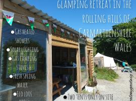 Calon Y Goedwig Glamping，位于兰达弗里的豪华帐篷