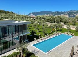 Residence Malcesine-Active&Family，位于马尔切西内的带泳池的酒店