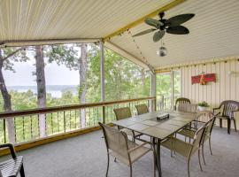 Bright Byrdstown Home with Views of Dale Hollow Lake，位于Frogue的酒店