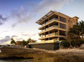 SeaDreams Boutique Oceanfront Condos by Grand Cayman Villas & Condos，位于西湾的度假短租房