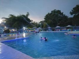 Hotel campestre la Maria，位于比亚维森西奥的带停车场的酒店