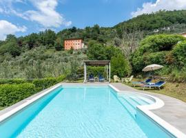 * Villa Ulivi - Private Pool with Panoramic Views，位于巴尔加的别墅