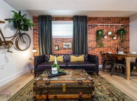 Luxe New York Style Bsmt Suite, Near DT & WEM, King Bed, WiFi，位于埃德蒙顿的酒店