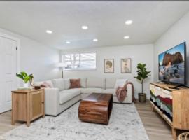 Modern Sugarhouse Condo Near Ski & Downtown，位于South Salt Lake的酒店