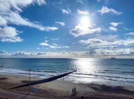 Stunning Bright Two Bedroom Apartment In Southbourne，位于南布温的公寓
