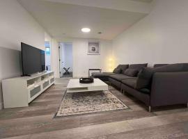 2BR Suite, Private Entry, Full Kitchen, Washer & Dryer, Free Parking, Smart TV with Netflix, High-Speed Wi-Fi, Self Check-In, Near Banff National Park，位于卡尔加里的酒店