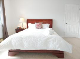 Tranquil Retreat: Spacious 2-Bedroom Suite on a Serene Acreage，位于基洛纳的家庭/亲子酒店