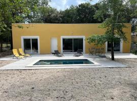Brand new villa with fully intergrated Air conditioning & private pool, Overlooking forest，位于Sardan的酒店
