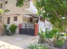 Aathira's 2 Bedroom house @ Heart of Coimbatore，位于哥印拜陀的酒店