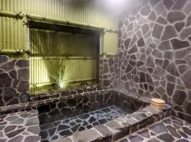 1日1組限定Villa Dazaifu 露天風呂付1棟貸し，位于太宰府市的带泳池的酒店