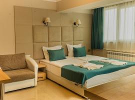 Vemara City Boutique Hotel-free parking，位于瓦尔纳的酒店