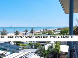 SE010 - Senigallia, bilocale sul mare con spiaggia，位于西尼加利亚的公寓